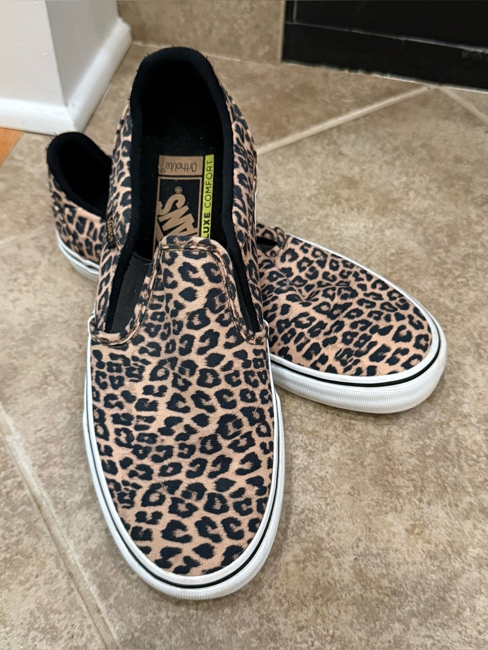 women’s 8.5  Absolutely adorable Vans Asher Deluxe slip-on sneakers